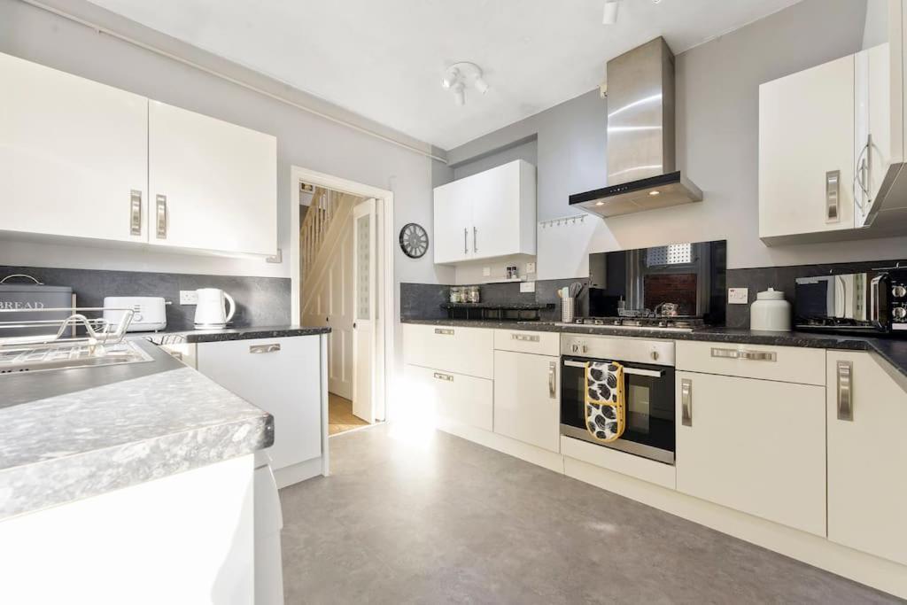 The Capstone Retreat - Beautiful Detached Family Home By Coastline Retreats, Arcade Machine, Parking, Bbq Bournemouth Luaran gambar